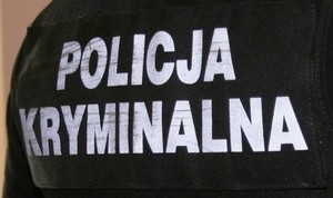 napis policja kryminalna na mundurze