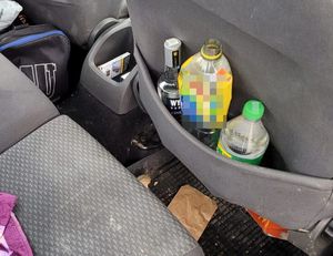 butelki po alkoholu i napojach w kieszeni fotela samochodowego
