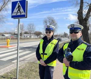 policjanci obok przejścia dla pieszych