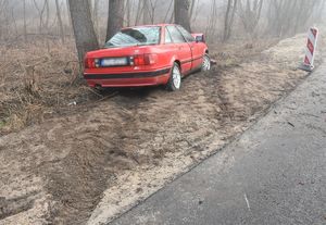 czerwone audi stojące w rowie