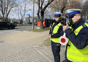 policjant i policjantka przy drodze