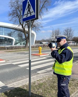 policjant mierzący prędkość pojazdu