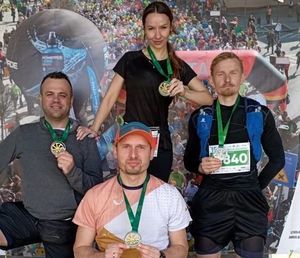 czworo policjantów na podium z medalami zajawka