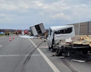 rozbity biały samochód dostawczy przed nim rozbita ciężarówka z naczepą