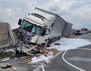 rozbita ciężarowa scania za nią biały rozbity bus ford oraz wozy policji i straży pożarnej