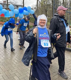 siostra zakonna i inne osoby podczas marszu