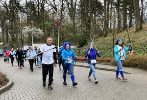 nordikowcy wchodzący na plac