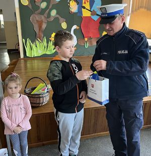 policjant wręczający dziecku prezent