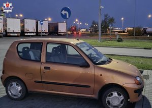 pomarańczowe seicento na parkingu