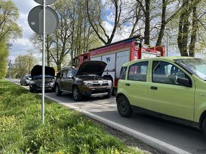 cztery samochody osobowe z rozbitymi przodami ustawione jeden za drugim w tle wóz straży pożarnej