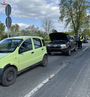 policjanci prowadzący oględziny czterech rozbitych pojazdów