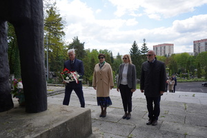 Starosta Puławski z przedstawicielami zarządu oddają honor przed pomnikiem