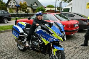 dziecko na policyjnym motocyklu