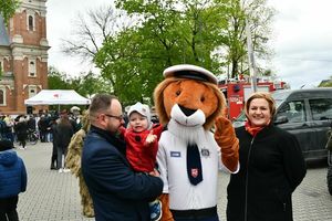 rodzice z dzieckiem z maskotką policyjną