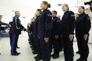 Policjanci w szeregach przyjmujący gratulacje od komendanta