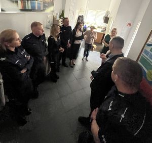 kuratorka prezentująca policjantom ośrodek