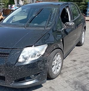 czarna toyota z rozbitym przodem