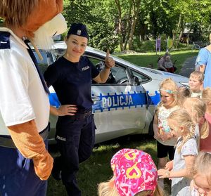 policjantka z dziećmi