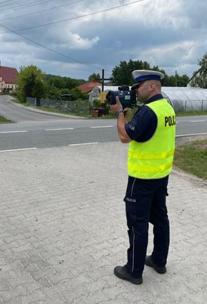 policjant mierzący prędkość pojazdu