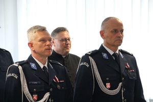 I Zastępca Komendanta Powiatowego Policji w Puławach obok niego Zastępca Naczelnika Wydziału Prewencji za nimi Kapelan puławskich policjantów