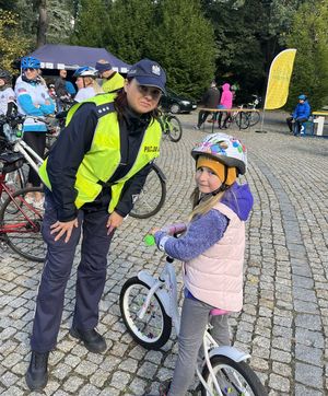 policjantka z dziewczynką na rowerze