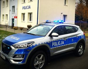 radiowóz na tle komisariatu policji w Kurowie