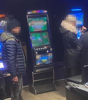 policjanci po cywilnemu zabezpieczający automaty do gier