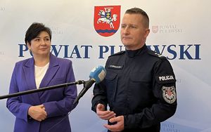 komendant Powiatowy Policji w Puławach i Starosta Puławski udzielający informacji dziennikarzom