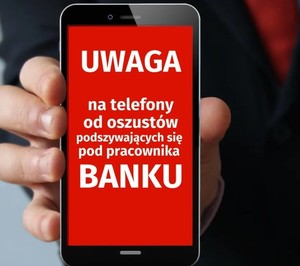 dłoń z telefonem komórkowym na którym widnieje napis uważaj na telefony od oszustów podających się za pracowników banku