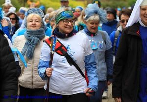 grupa kobiet podczas marszu nordic walking