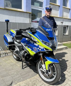 policjant obok motocykla policyjnego
