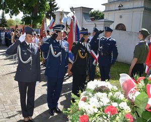 służby mundurowe oddające honor