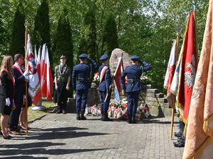 poczet sztandarowy KPP w Puławach oddający honor przed pomnikiem