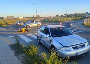 srebrne audi radiowóz rozbity motocykl