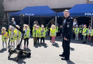 Komendant Powiatowy Policji w Puławach z przedszkolakami na placu przed komendą
