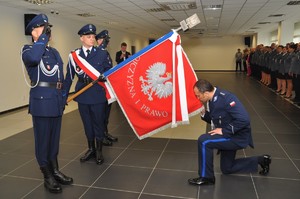 Komendant Miejski w Lublinie nadkomisarz Adam Beczek witający się ze sztandarem jednostki