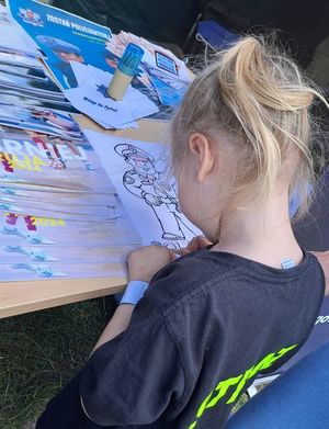dziewczynka w koszulce straż kolorująca rysunek