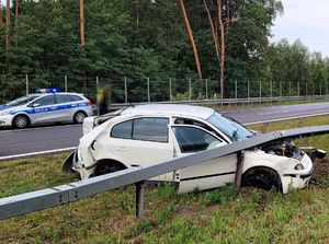 rozbita biała skoda pod barierą w tle radiowóz