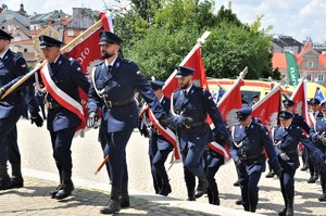 policjanci wchodzący na zamek