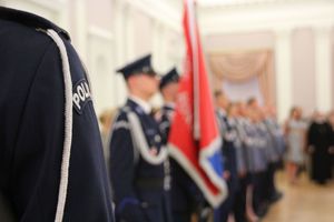 poczet sztandarowy i policjanci w szeregu