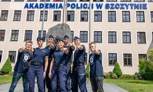 policjanci przed budynkiem Akademii Policji w Szczytnie