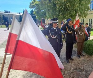 harcerze stoją pod tablicą pamiątkową