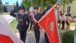 harcerze stoją pod tablicą pamiątkową