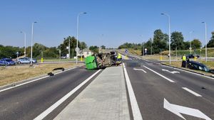 miejsce wypadku rozbita skoda volkswagen na boku w tle radiowozy