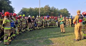 strażacy w szeregu słuchający przemawiającego dowódcy