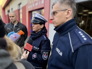 policjanci na briefingu prasowym