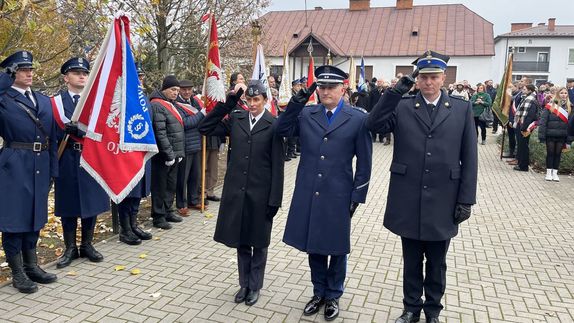 służby mundurowe oddające honor