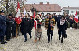 Starosta Puławski i zarząd powiatu puławskiego z wiązanką i zniczem