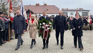 Prezydent Miasta Puławy wraz z przedstawicielami rady miasta