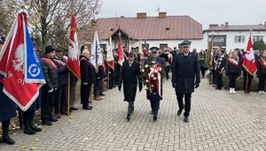 przedstawiciele służb mundurowych z wieńcem